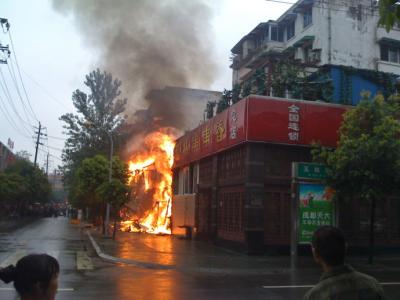 養(yǎng)成好習(xí)慣，床頭不吸煙