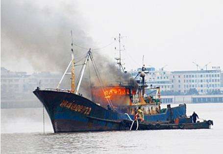 漁船起火后不要驚慌,要迅速逃生自救