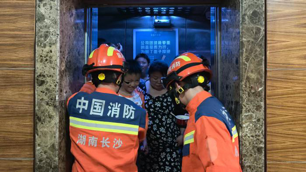 深夜驚魂！芙蓉消防連環(huán)救援，28名群眾被困電梯化險為夷！