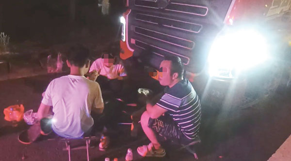 司機高速應(yīng)急車道支攤做飯，太危險！