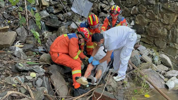 石景山消防緊急救援，墜山溝釣魚男子成功脫險