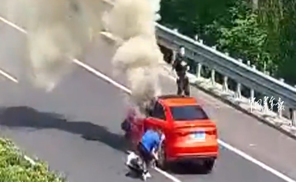 高速驚魂：駕駛員危在旦夕，多名陌生人出手齊心協(xié)力救人一命，為生命接力！