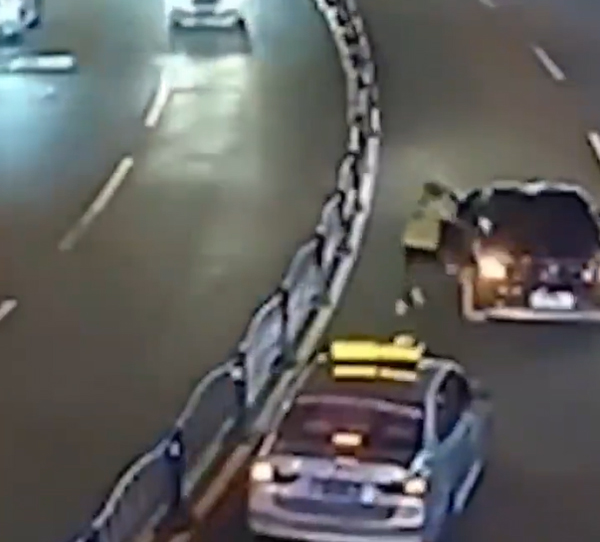 生死瞬間，外賣小哥跳車救人，平凡舉動(dòng)溫暖全城