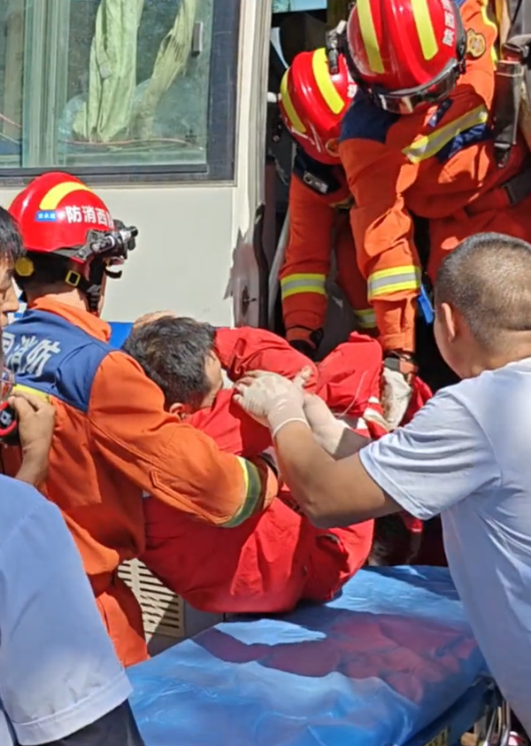 工程車追尾事故！消防人員緊急破拆救援行動(dòng)