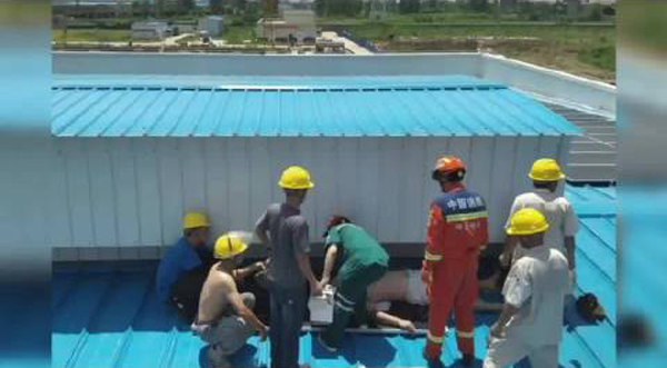 烈日下生命接力：工人屋頂中暑暈倒，民警和消防攜手極速救援
