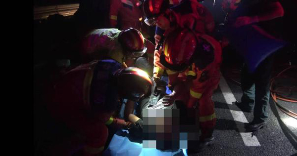 生死營救！青銀高速深夜三車連撞，鄒平消防破拆救出兩名被困司機