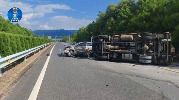 高速驚魂！司機隨意變道，三車連撞致貨車側翻，教訓慘痛！